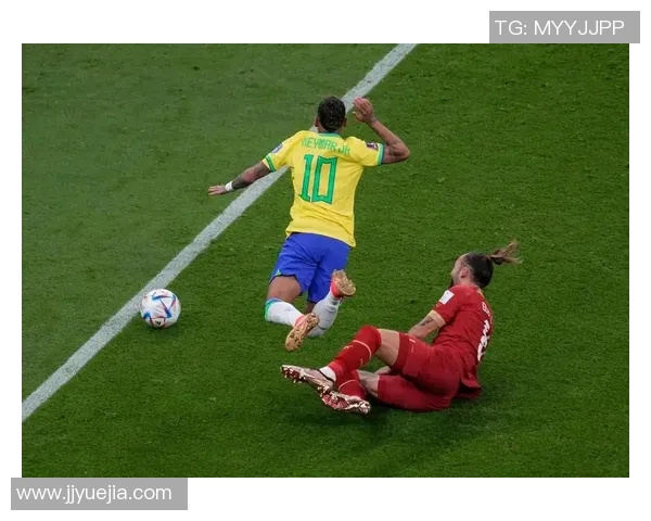 因摸头动作走红的足球明星展现场内外温柔一面引发球迷热议 因摸头动作走红的足球明星展现场内外温柔一面引发球迷热议