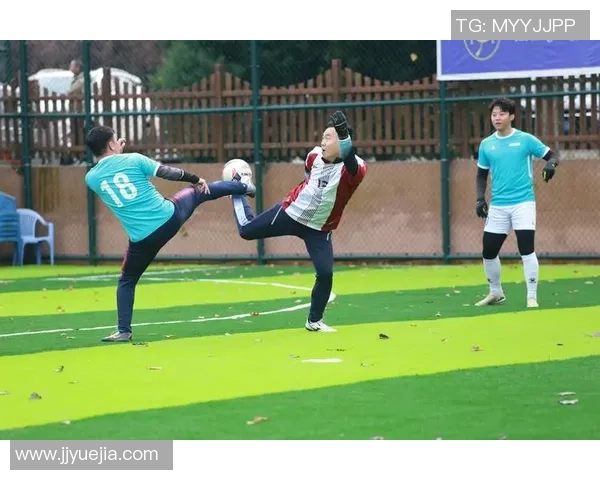 球场英雄背影定格瞬间，足球传奇人物奋力拼搏时刻再现