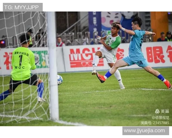 足球球星展示惊人绝技的精彩瞬间 谁是最具技巧的球场魔术师