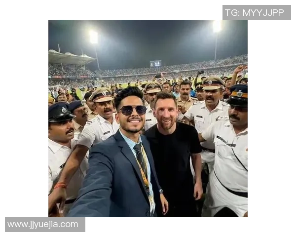 足球球星灿烂笑容大放异彩现场气氛火热引发球迷热烈反响